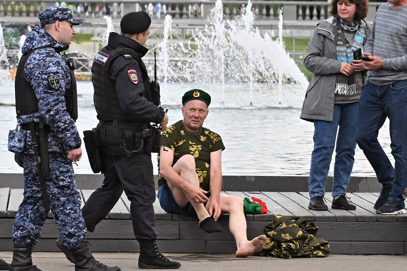 Пограничник и сотрудники полиции в Парке Горького