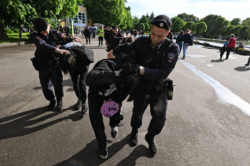 Сотрудники полиции во время задержания нарушителей общественного порядка в Парке Горького