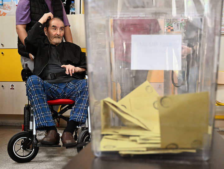 Мужчина в инвалидном кресле на избирательном участке