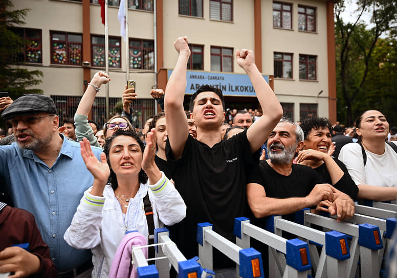 Избиратели возле участка, где голосовал лидер Республиканской народной партии Турции Кемаль Кылычдароглу