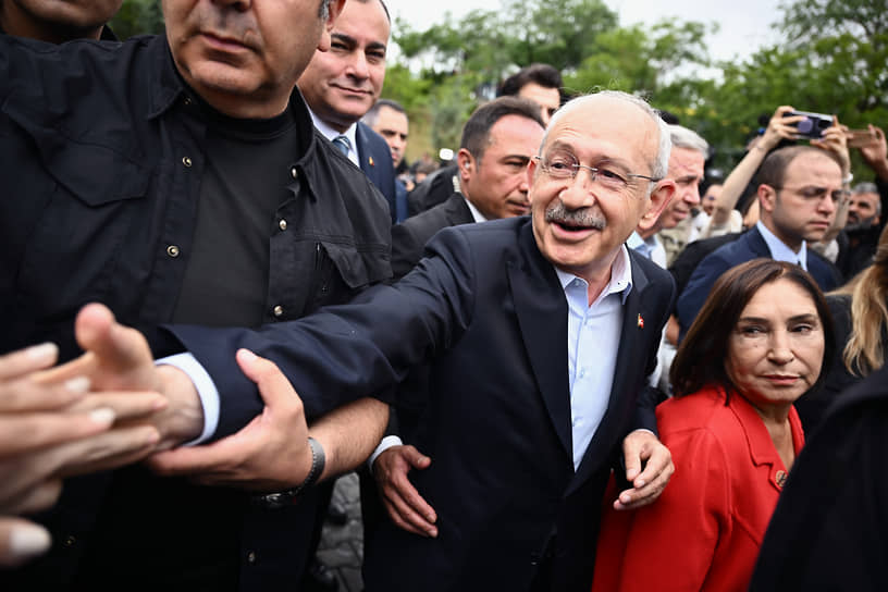 Кандидат от оппозиции — лидер Республиканской народной партии Турции Кемаль Кылычдароглу (в центре) и его супруга Селви у входа на избирательный участок