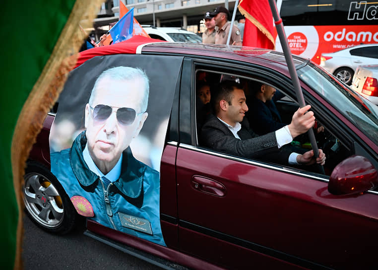 Баннер с портретом действующего президента Турции Реджепа Тайипа Эрдогана на дверце автомобиля