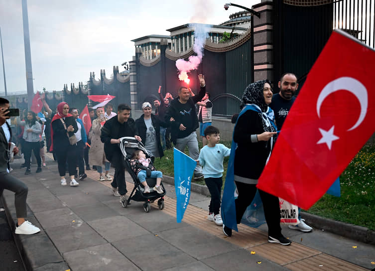 Избиратели с фаером и государственным флагом Турции 