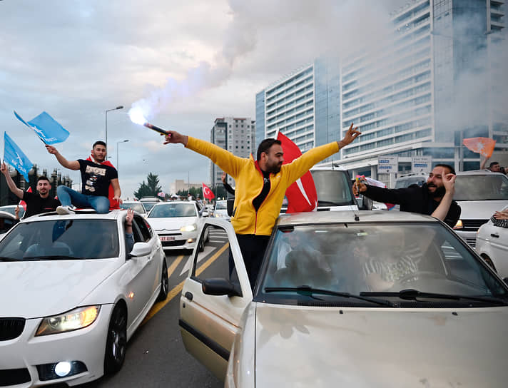 Люди в автомобилях с флагами в Анкаре