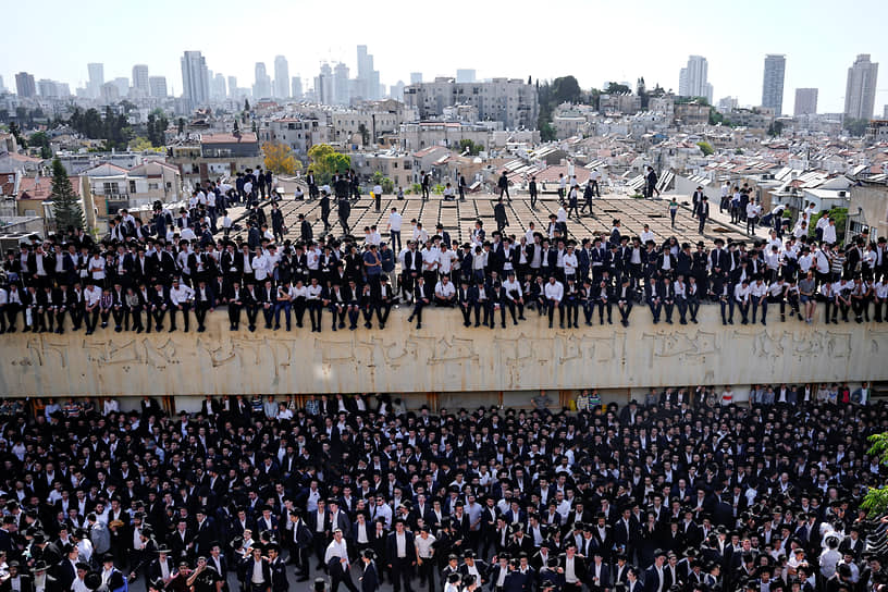 Бней-Брак, Израиль. Тысячи ортодоксальных евреев на похоронах раввина Гершона Эдельштейна