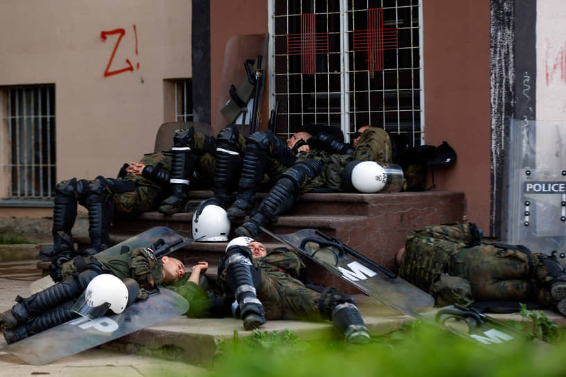 Звечан, Косово. Польские солдаты, входящие в состав миротворческой миссии KFOR в Косово, отдыхают перед муниципальным зданием