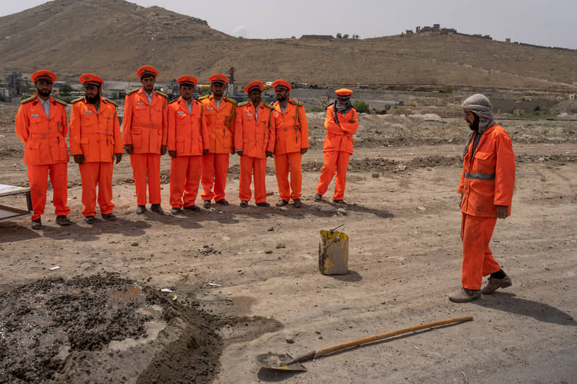 Кабул. Рабочие перед церемонией начала строительства нового завода по переработке отходов
