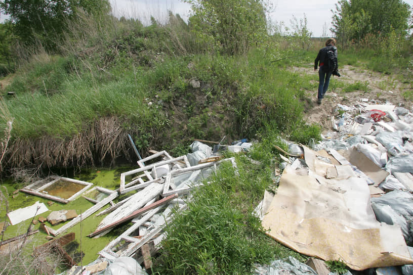 Свалка бытовых отходов возле деревни Игумново
