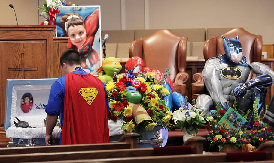Окдейл, США. Мужчина, переодетый в Супермена, на похоронах своего младшего брата в баптистской церкви, 2016 год