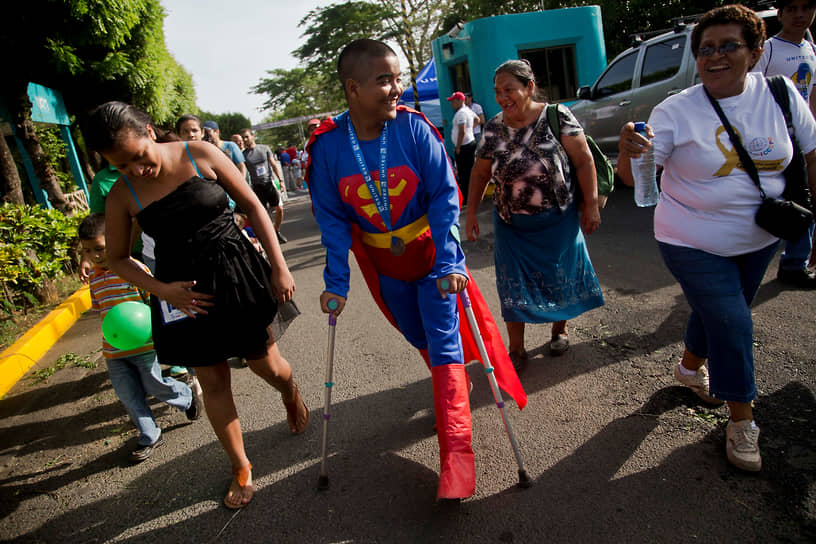 Манагуа, Никарагуа. Онкобольной подросток финиширует в благотворительном забеге по сбору средств для детской больницы, 2015 год