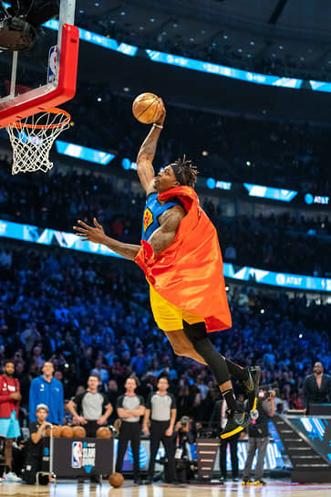 Чикаго, США. Баскетболист «Лос-Анджелес Лейкерс» Дуайт Ховард исполняет бросок сверху на конкурсе данков, 2020 год