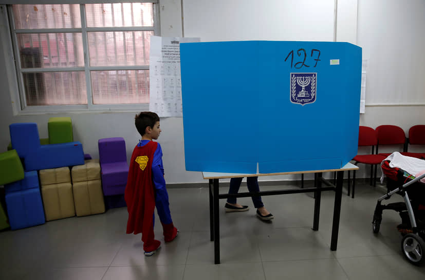 Тель-Авив, Израиль. Мальчик в костюме Супермена ждет маму на избирательном участке, 2015 год
