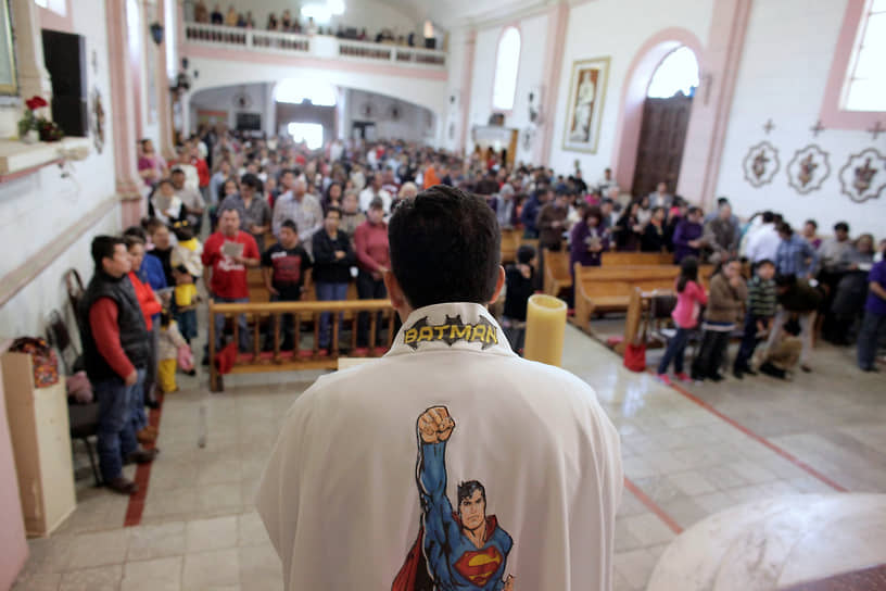 Сальтильо, Мексика. Католический священник Умберто Альварес проводит специальную мессу для детей, 2013 год 
