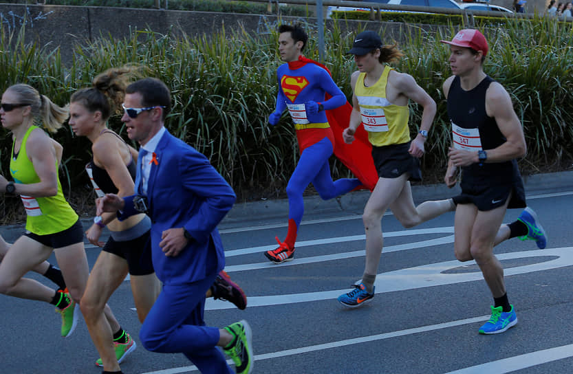Сидней, Австралия. Бегун в костюме Супермена участвует в марафоне «City2Surf», 2017 год