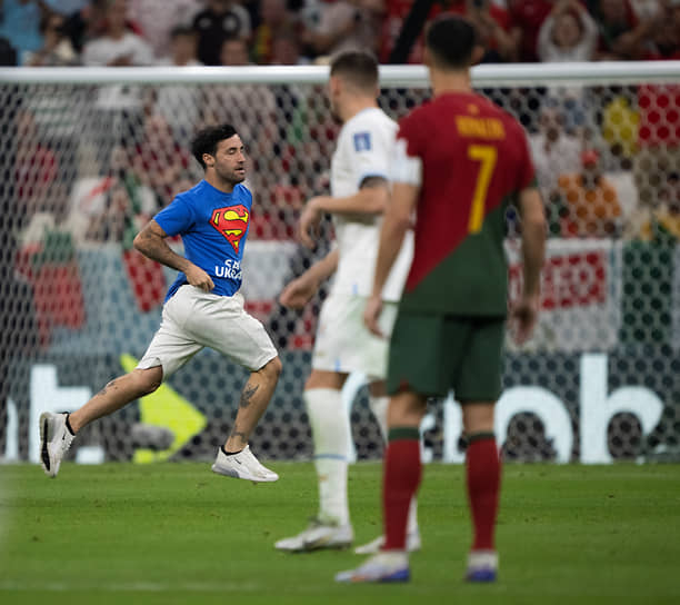 Лусаил, Катар. Болельщик выбегает на поле во время матча чемпионата мира по футболу между сборными Португалии и Уругвая, 2022 год
