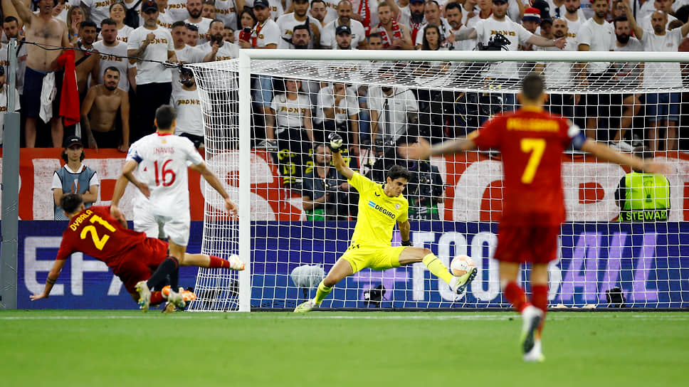 Нападающий «Ромы» Пауло Дибала (23) забивает гол в ворота «Севильи»