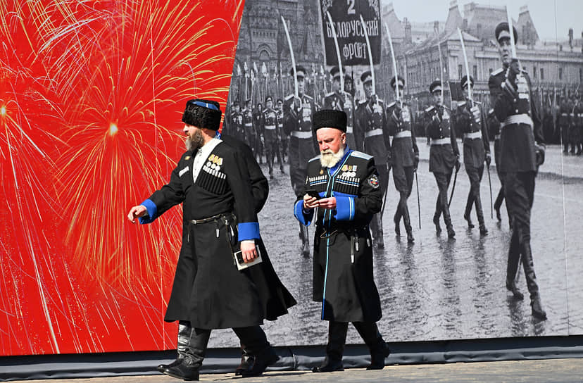 Москва, Россия. Зрители перед началом парада ко Дню Победы 