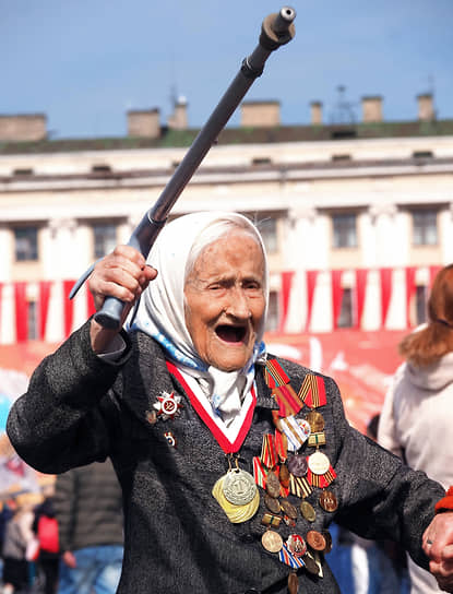 Санкт-Петербург, Россия. Ветеран на Дворцовой площади после парада