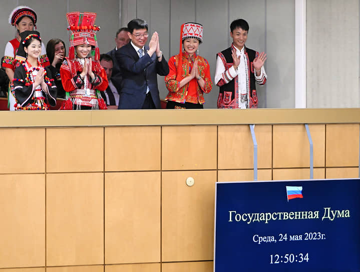 Москва, Россия. Представители делегации КНР перед началом заседания Госдумы