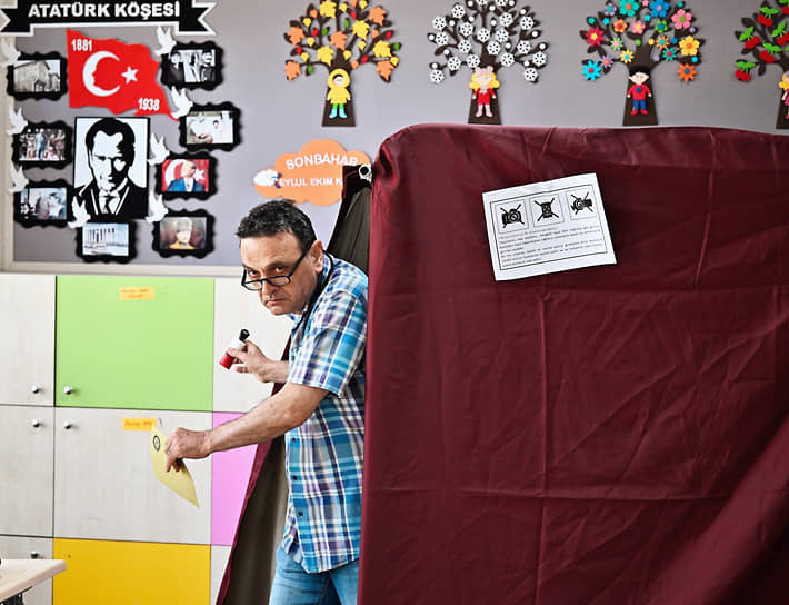 Анкара, Турция. Избиратели голосуют на избирательном участке в начальной школе на выборах президента Турции
