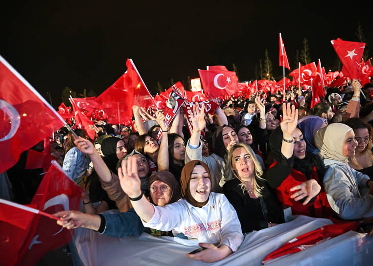Анкара, Турция. Участники митинга сторонников президента Турции Реджепа Тайипа Эрдогана на площади у президентского дворца перед выборами