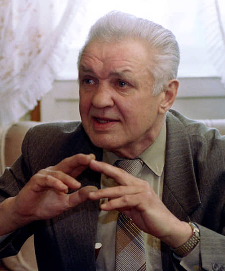 Евгений Иванов с 1963 года до своей отставки в 1981 году занимал в ГРУ должность начальника управления