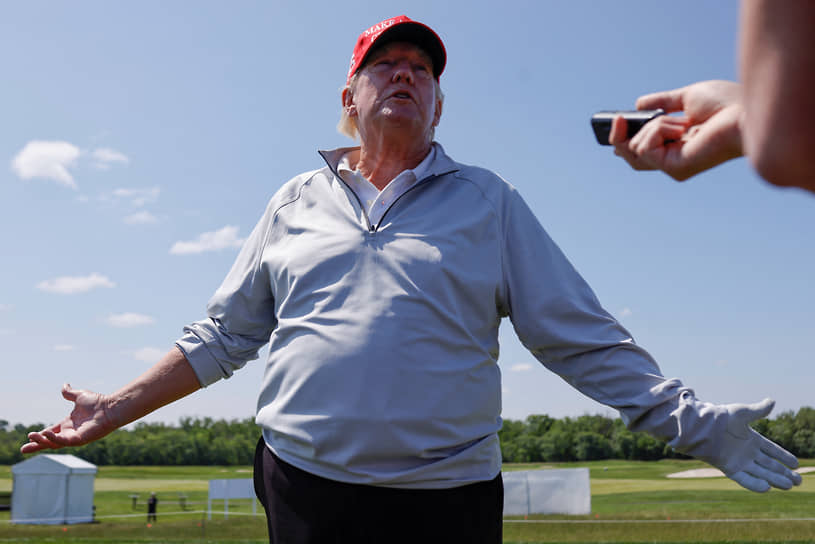 Бывший президент Дональд Трамп беседует с журналистами во время соревнований по гольфу в Trump National Golf Club в Вирджинии