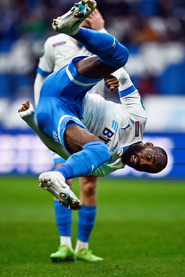 Нападающий столичного «Динамо» Моуми Нгамале во время матча против «Химок»