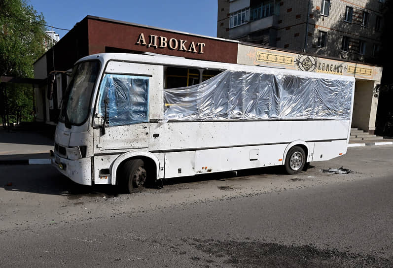 Пассажирский автобус в Шебекино со следами попадания снарядов