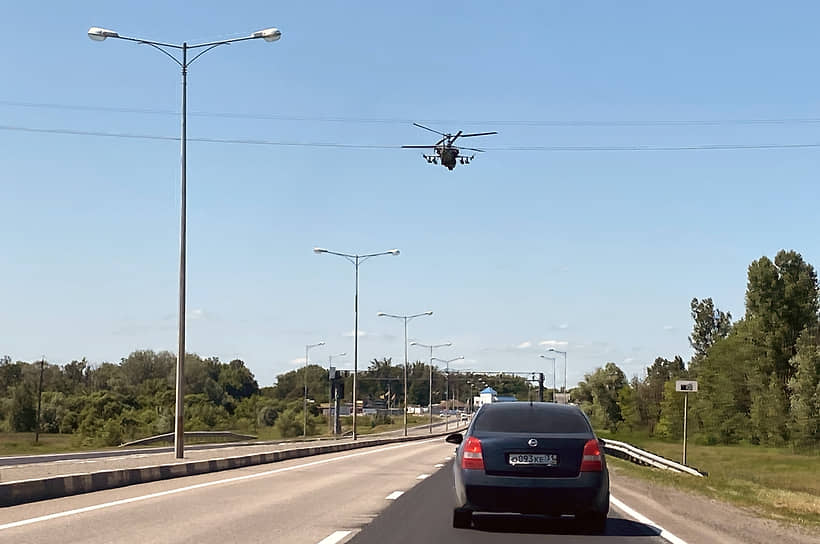 Военный вертолет над автомобильной дорогой в Белгородской области