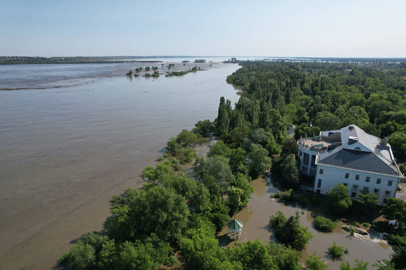 В Новой Каховке эвакуировали жителей около 600 домов 