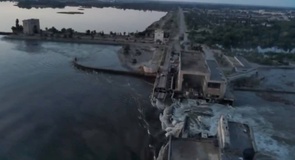 Каховская ГЭС сразу после прорыва плотины