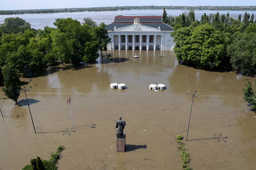 Новая Каховка. Местный дом культуры затоплен после разрушения Каховской ГЭС  