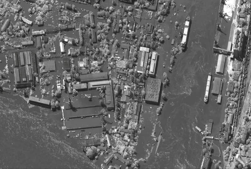 Вид со спутника на индустриальный район Херсона после затопления