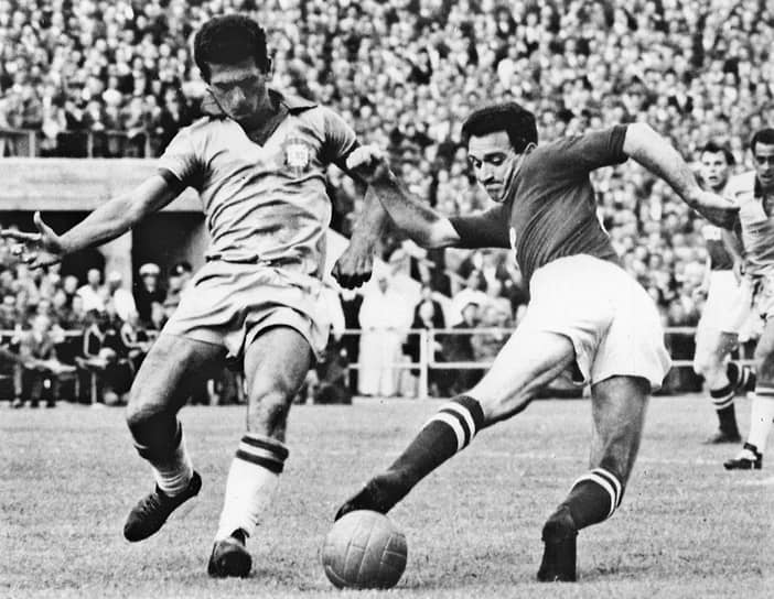 Нападающий сборной СССР Никита Симонян (справа) и бразильский полузащитник Жино Орладно  