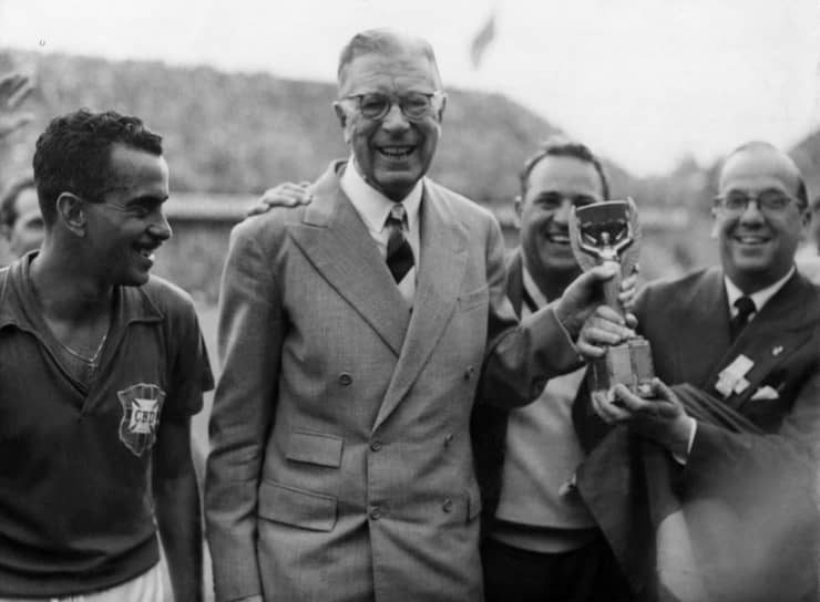 Слева направо: бразильский футболист Зито, король Швеции Густав VI Адольф, менеджер сборной Бразилии Паулу Карвальо и  дантист команды Марио Триго