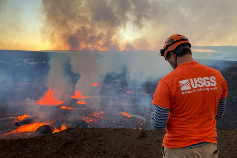 Высота выброса лавы из кратера Халемаумауу, вулкана Килауэа, на Гавайях составляла 60 метров