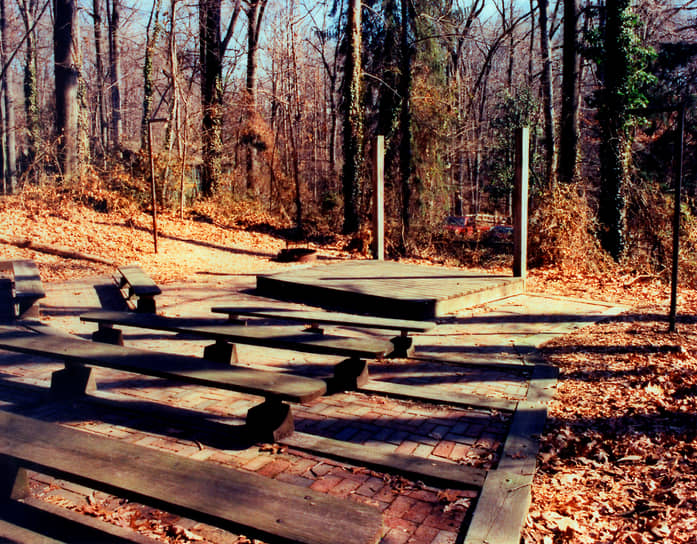 Маленький деревянный мост в парке в Вирджинии Ханссен и его кураторы использовали как почтовый ящик