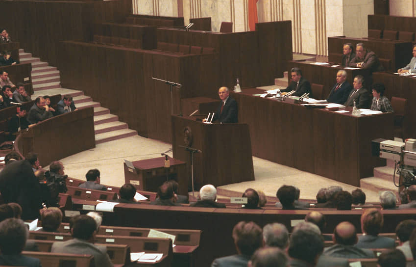 Первый и последний президент РСФСР Михаил Горбачев надеялся перезапустить советский политический проект, но экономический кризис конца 1980-х годов окончательно подточил доверие к союзному правительству 