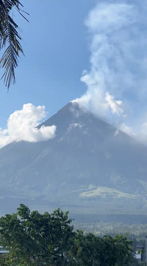 На Филиппинах из-за извержения вулкана Майон было эвакуировано около 3 тыс. жителей. Власти планируют вывести еще 10 тыс. человек 