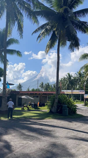 За сутки специалисты зафиксировали 199 камнепадов и шесть выбросов смеси высокотемпературных вулканических газов при извержении Майона