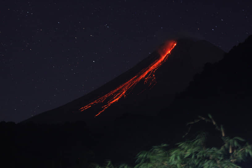 Извержение лавы вулканом Мерапи в Индонезии 