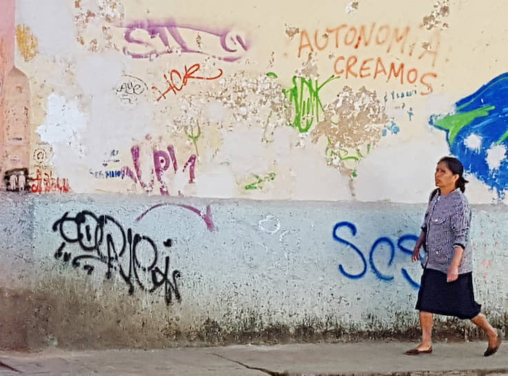 Граффити с требованиями социальной справедливости и автономии встречаются в Сан-Кристобаль-де-Лас-Касас на каждом шагу