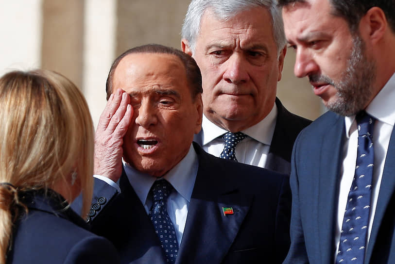 Сильвио Берлускони (в центре)