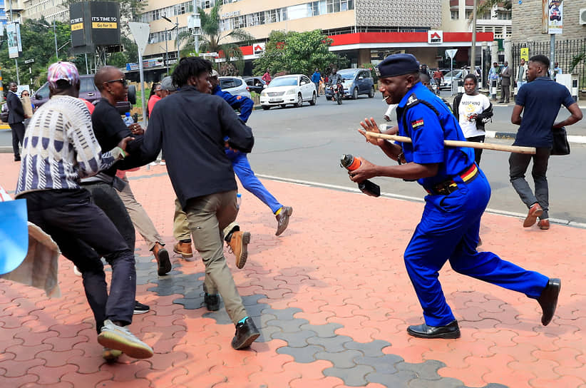 Найроби. Разгон демонстрантов у здания парламента Кении