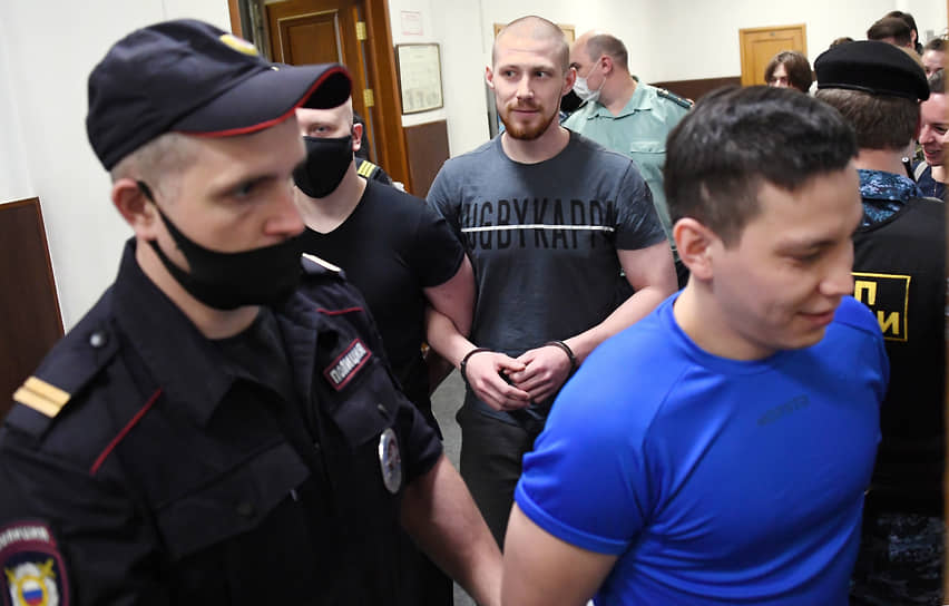 Бывшие полицейские Максим Уметбаев (в центре) и Акбар Сергалиев (справа) перед началом заседания суда