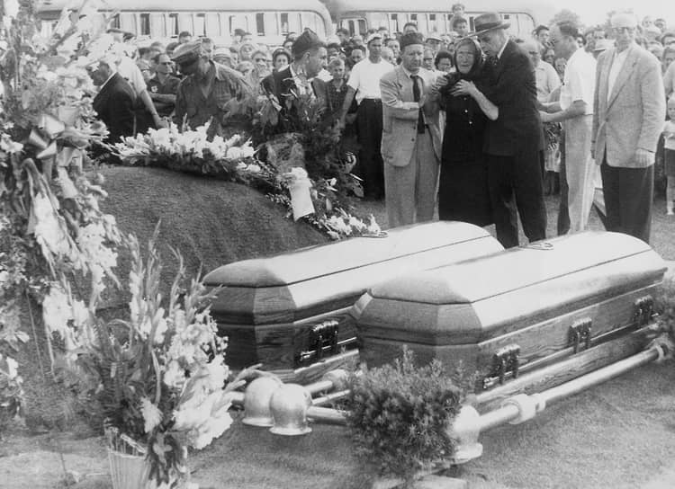 Адвокат Эммануэль Блох утешает мать Юлиуса Софи Розенберг во время похорон на кладбище Велвуд города Ферминдэйл в штате Нью-Йорк