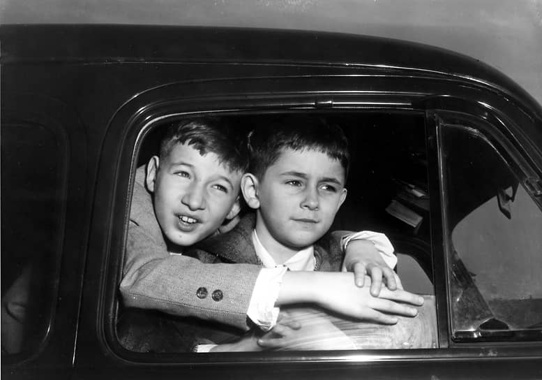 Сыновья Розенбергов Майкл (слева) и Роберт после свидания с родителями в тюрьме