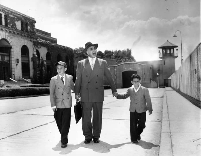 Эммануэль Блох, адвокат осужденных, выходит из тюрьмы Синг-Синг вместе с детьми Розенбергов Майклом (слева) и Робертом