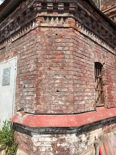С фасада бывшей тюрьмы «Кресты» пропала мемориальная табличка Ахматовой